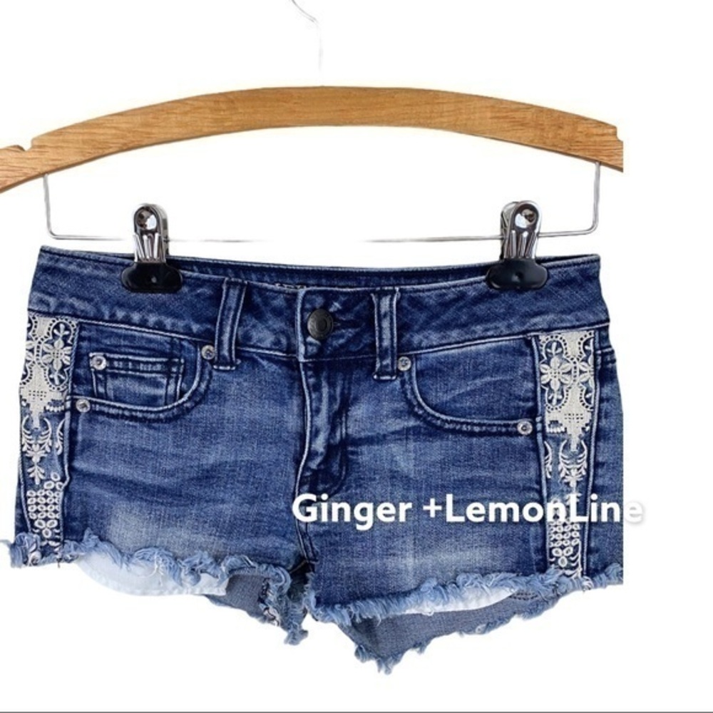 American Eagle Festival Medium Wash Denim Shorts Lace Size 00 EUC